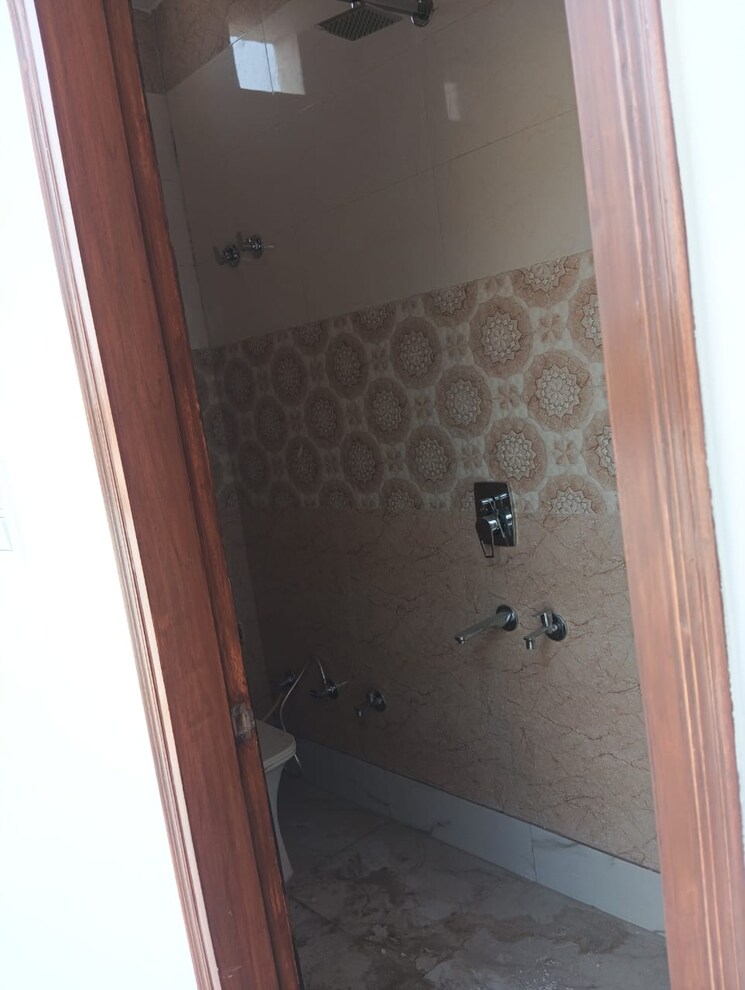 Bathroom, rohini sector 25 3 Bedroom 28 Sq.Mt. Builder Floor In Rohini Sector 25 Delhi 9511810