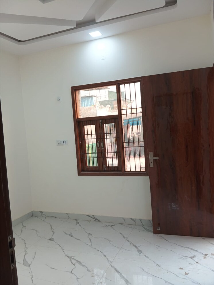 Room, rohini sector 25 3 Bedroom 28 Sq.Mt. Builder Floor In Rohini Sector 25 Delhi 9511810