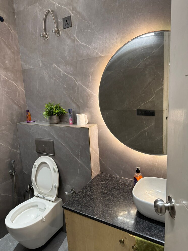 Bathroom, lajpat nagar 4 Commercial Showroom 400 Sq.Ft. In Lajpat Nagar 4 Delhi 9511638