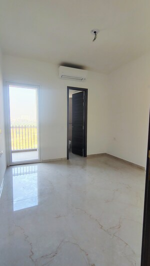 Room in 3 BHK Apartment at Smart World Orchard, Sector 61 – for Rent