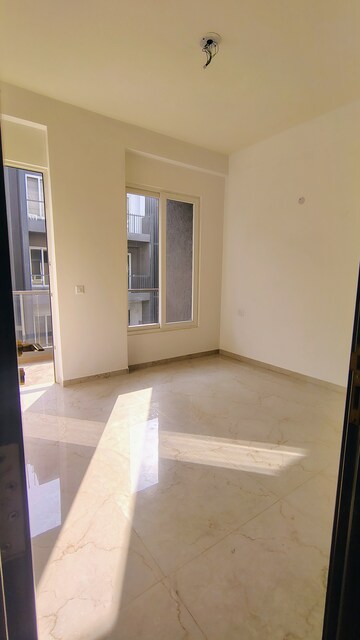 Room in 3 BHK Apartment at Smart World Orchard, Sector 61 – for Rent