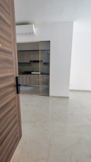 Room in 3 BHK Apartment at Smart World Orchard, Sector 61 – for Rent