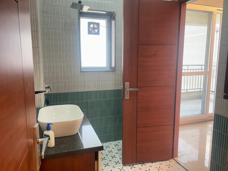 Bathroom, sector 19 dwarka 3 Bedroom 150 Sq.Yd. Apartment In Sector 19 Dwarka Delhi 9511899