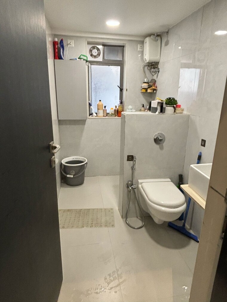 Bathroom, bandra west 2 Bedroom 700 Sq.Ft. Apartment In Bandra West Mumbai 9511853