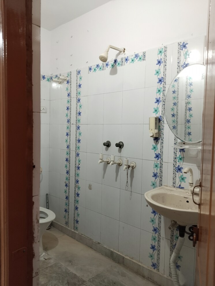 Bathroom, ashoka-enclave-faridabad 2 Bedroom 900 Sq.Ft. Builder Floor In Sector 34 Faridabad 9511938