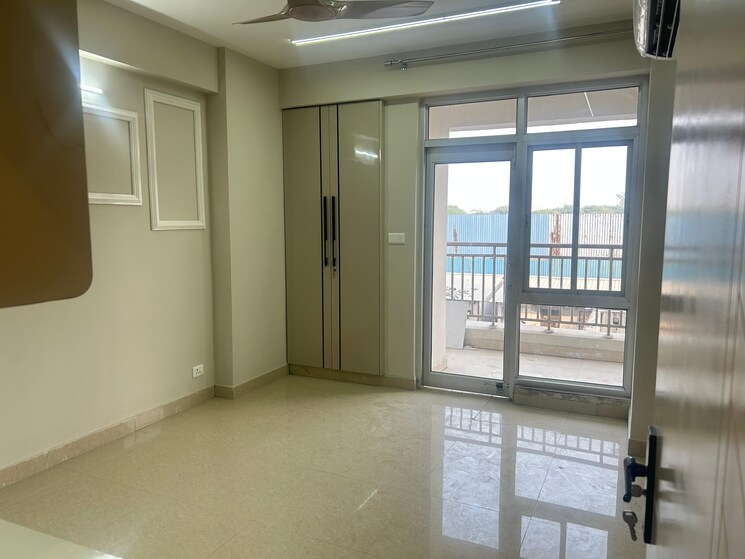 Room, sector 19 dwarka 3 Bedroom 150 Sq.Yd. Apartment In Sector 19 Dwarka Delhi 9512057