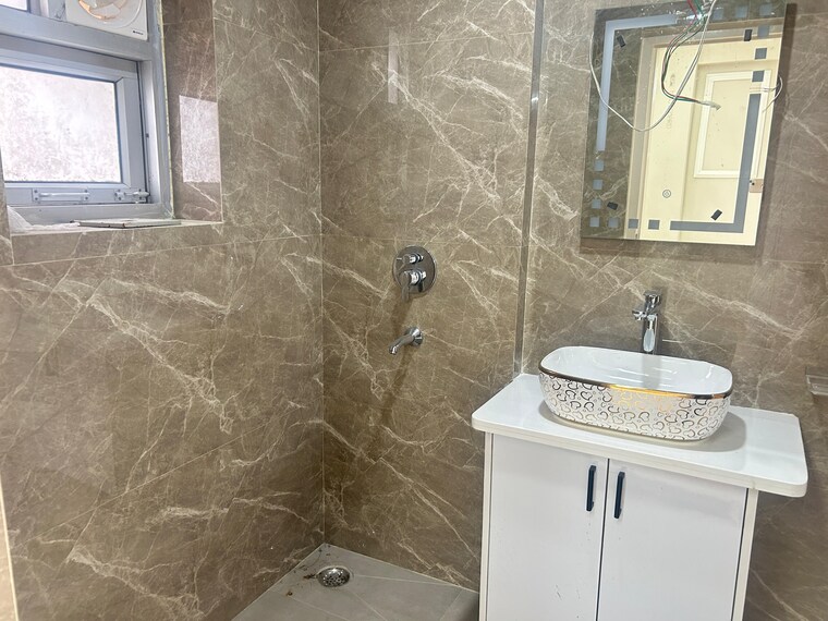 Bathroom, sector 19 dwarka 3 Bedroom 150 Sq.Yd. Apartment In Sector 19 Dwarka Delhi 9512057