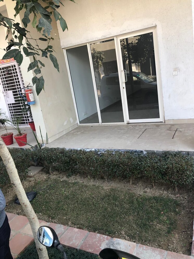  Parking, paramount-golfforeste-villas 3 Bedroom 1450 Sq.Ft. Villa In Zeta I Greater Noida Greater Noida 9512016