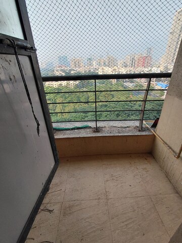 Room in 2 BHK Apartment at Raheja Interface Heights, Malad West – for Rent
