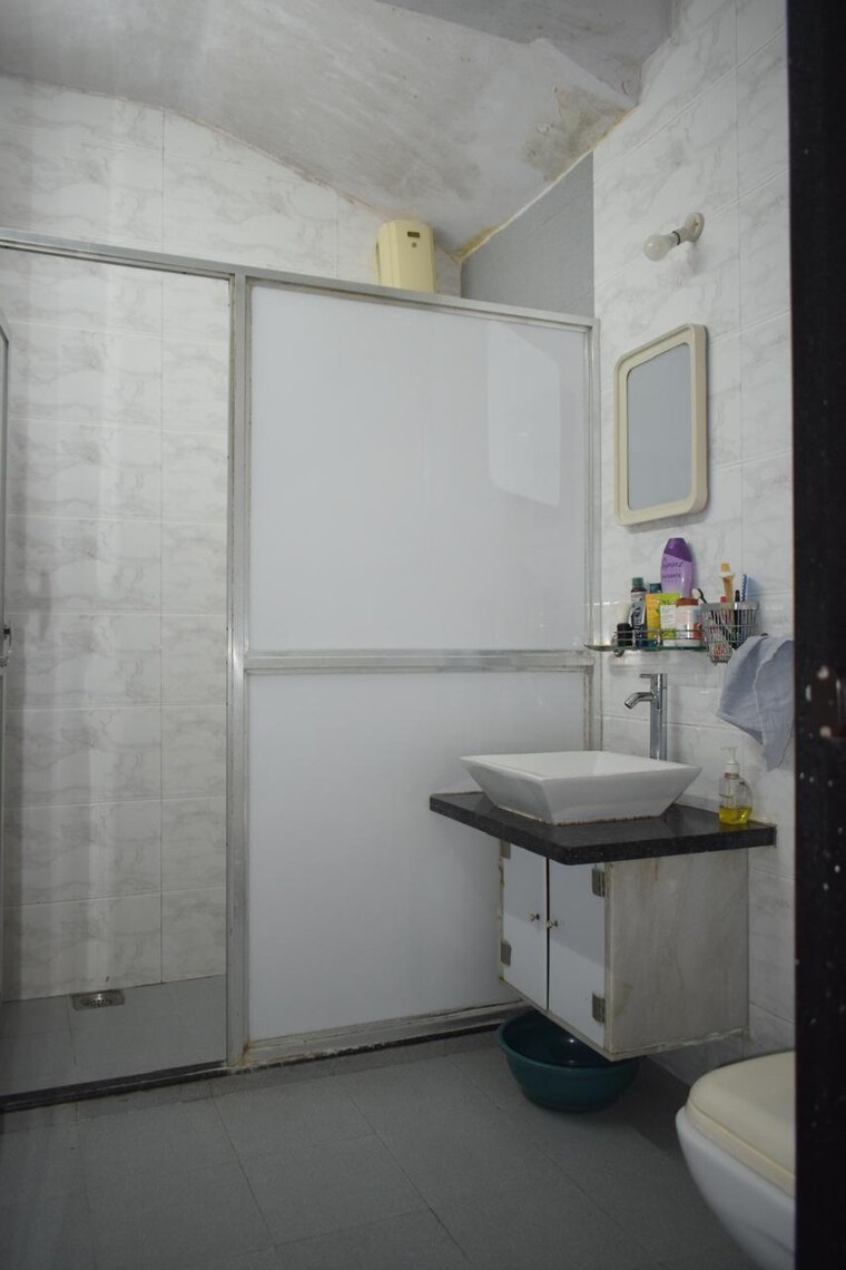 Bathroom, nepean sea road 2 Bedroom 1000 Sq.Ft. Apartment In Nepean Sea Road Mumbai 9512194