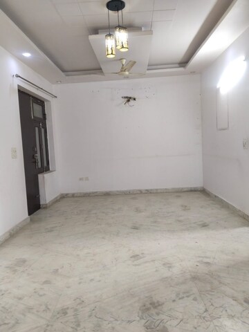 Room in 3 BHK Builder Floor at Sector 34 – for Sale