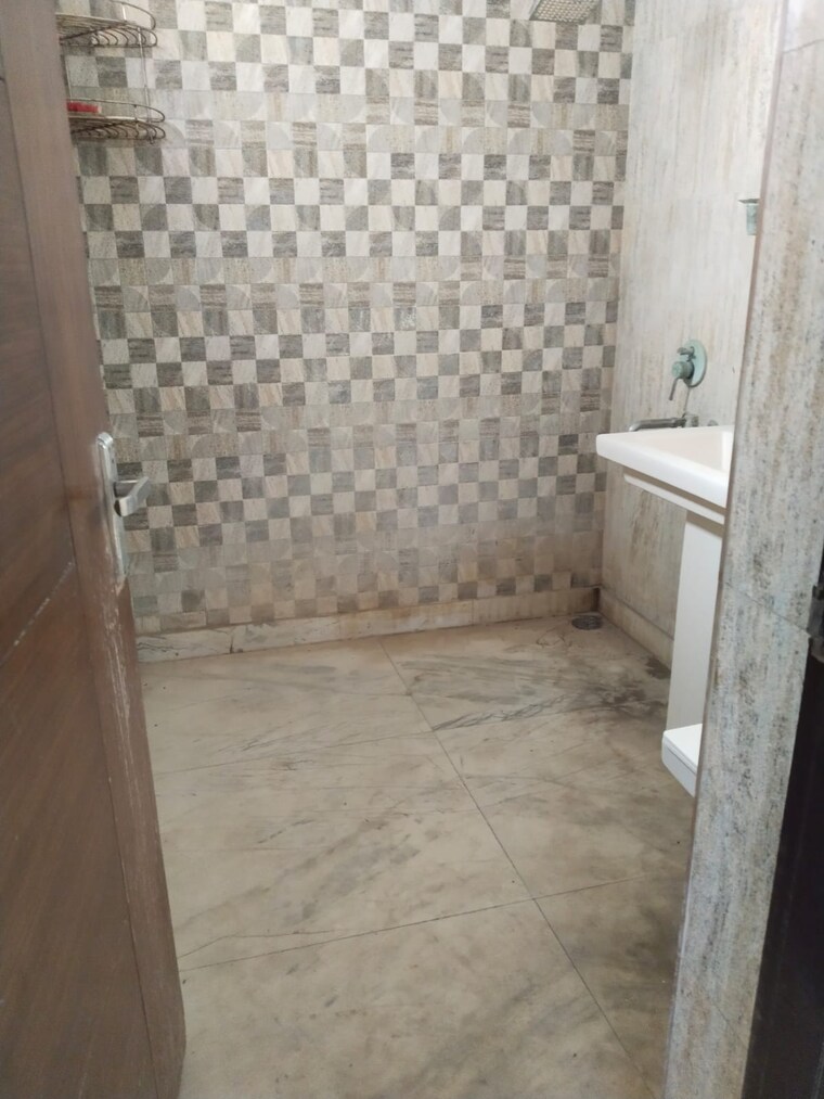 Bathroom, sector 34 3 Bedroom 1200 Sq.Ft. Builder Floor In Sector 34 Faridabad 9512232