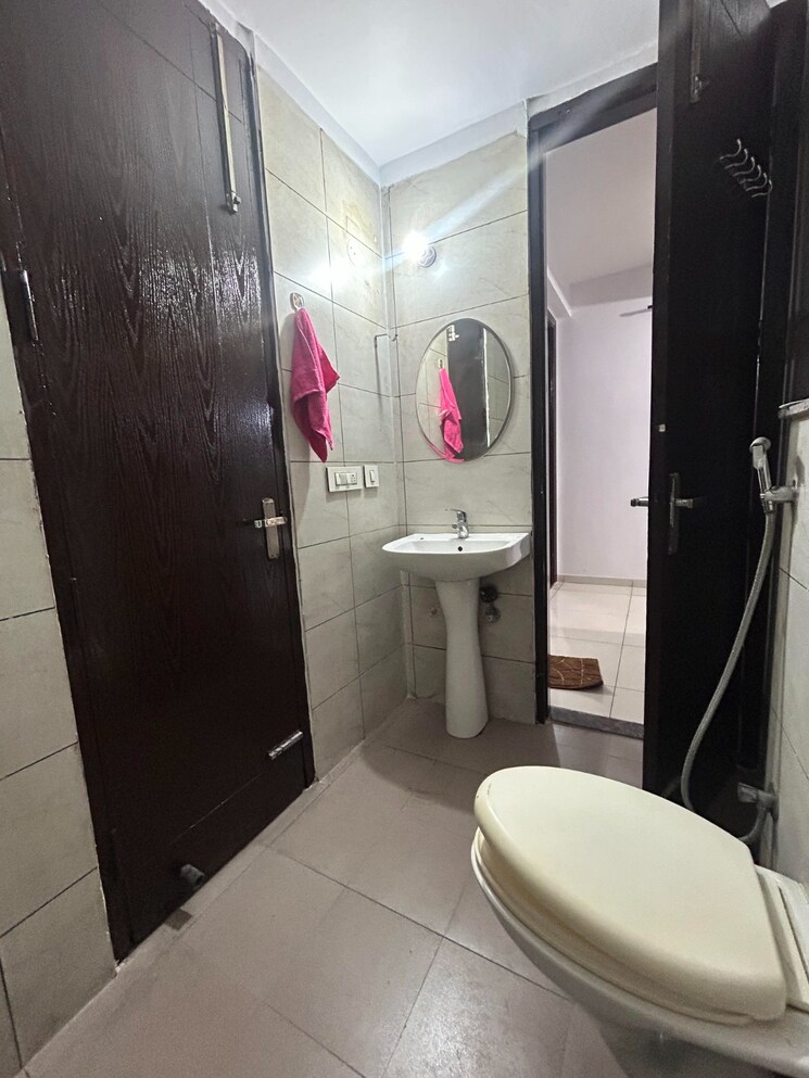 Bathroom, motiaz-royal-citi 3 Bedroom 1850 Sq.Ft. Apartment In Ambala Highway Zirakpur 9512248