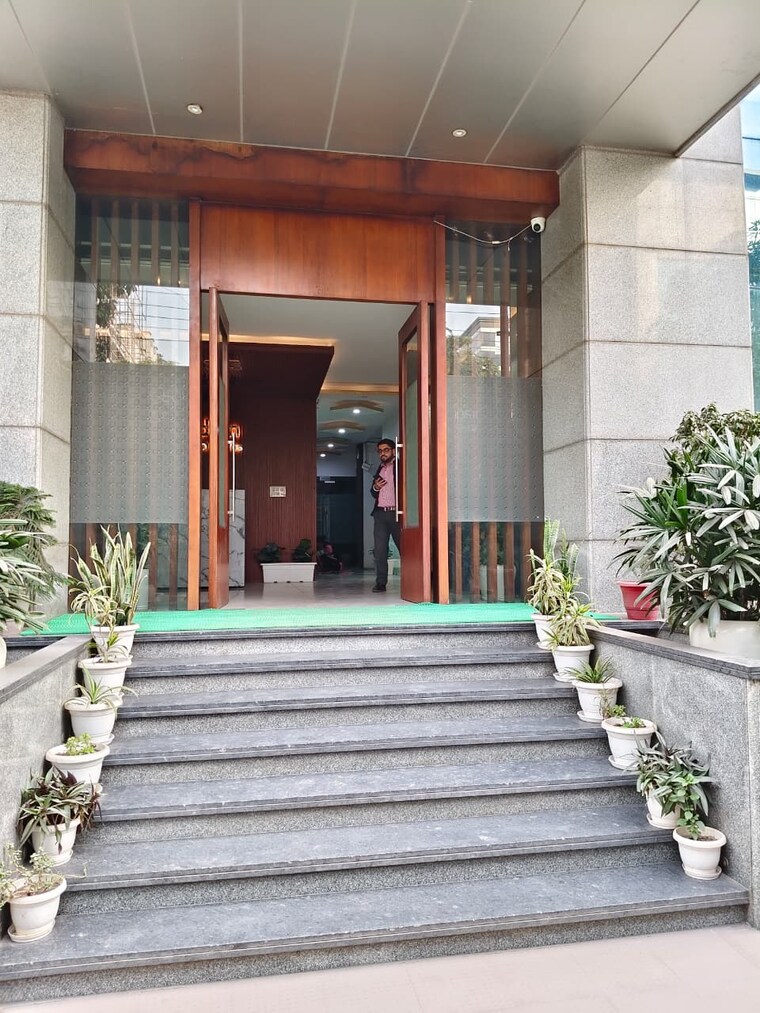  Parking, sector 63 Commercial Office Space 5400 Sq.Ft. In Sector 63 Noida 9512259