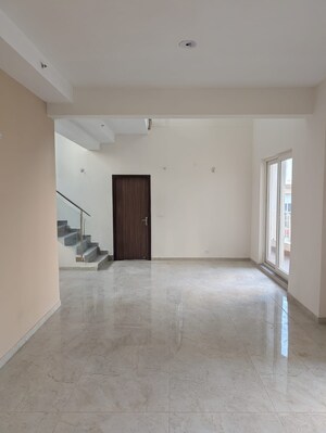 Room in 3.5 BHK Apartment at BPTP Discovery Park, Sector 80 – for Rent