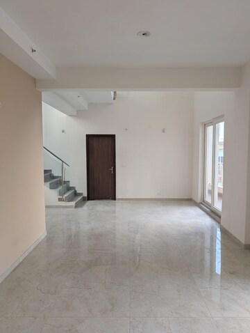 Room in 3.5 BHK Apartment at BPTP Discovery Park, Sector 80 – for Rent