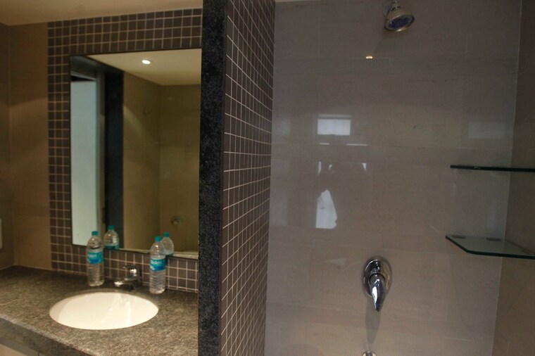 Bathroom, khar west 3 Bedroom 1100 Sq.Ft. Apartment In Khar West Mumbai 9512355
