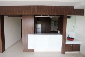 Room in 3 BHK Apartment at Khar West – for Rent