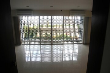 Room in 3 BHK Apartment at Khar West – for Rent