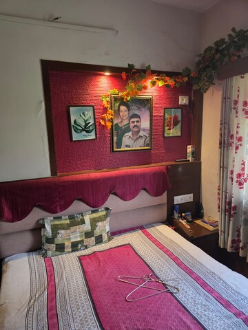 Bedroom in 2 BHK Apartment at Vile Parle East – for Rent