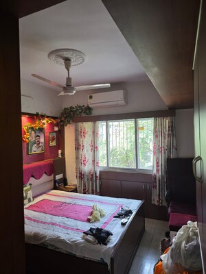 Bedroom in 2 BHK Apartment at Vile Parle East – for Rent