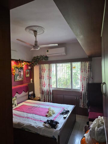 Bedroom in 2 BHK Apartment at Vile Parle East – for Rent