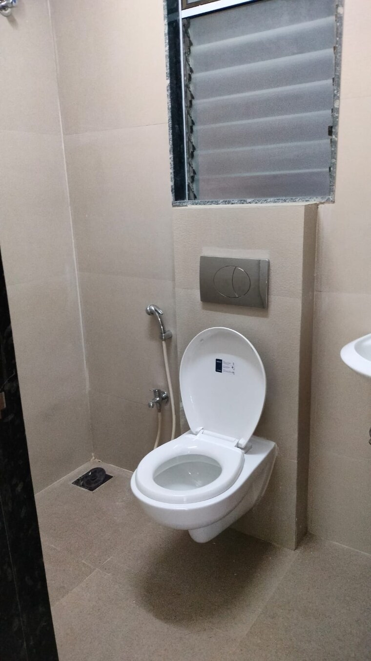 Bathroom, je-and-vee-om-trimurti 1 Bedroom 407 Sq.Ft. Apartment In Malad East Mumbai 9512424
