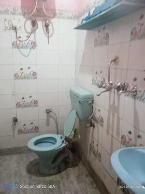 Bathroom in 2.5 BHK Builder Floor at Mayur Vihar – for Rent