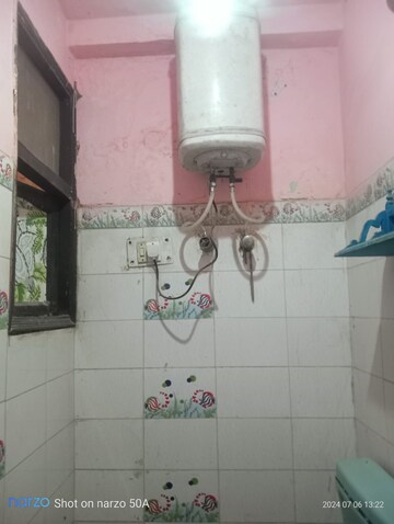 Bathroom in 2.5 BHK Builder Floor at Mayur Vihar – for Rent