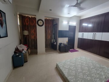 Room in 3 BHK Apartment at OCS Apartments, Mayur Vihar 1 – for Sale
