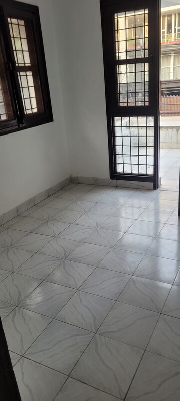 Room in 3.5 BHK Villa at Sushant Lok I – for Rent