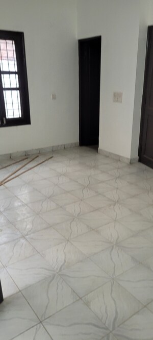 Room in 3.5 BHK Villa at Sushant Lok I – for Rent