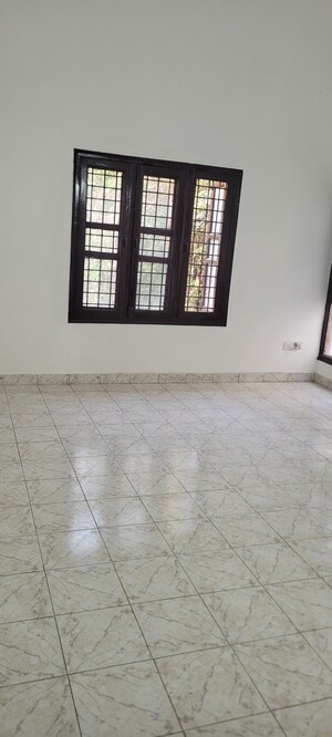 Room in 3.5 BHK Villa at Sushant Lok I – for Rent