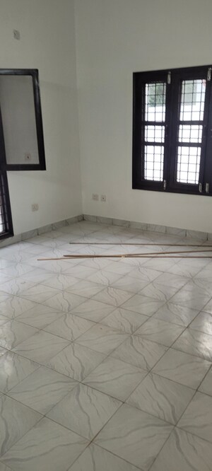 Room in 3.5 BHK Villa at Sushant Lok I – for Rent