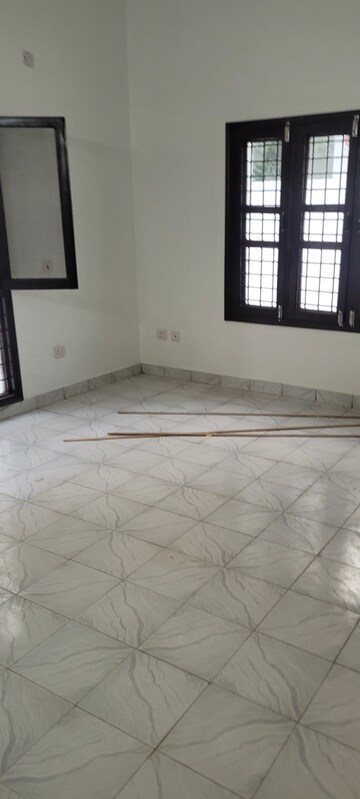 Room in 3.5 BHK Villa at Sushant Lok I – for Rent