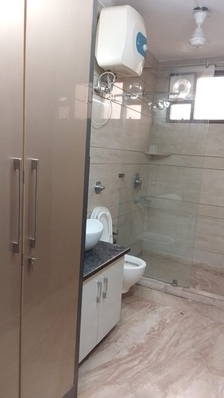 Bathroom, rajouri garden 3 Bedroom 1800 Sq.Ft. Builder Floor In Rajouri Garden Delhi 9513001