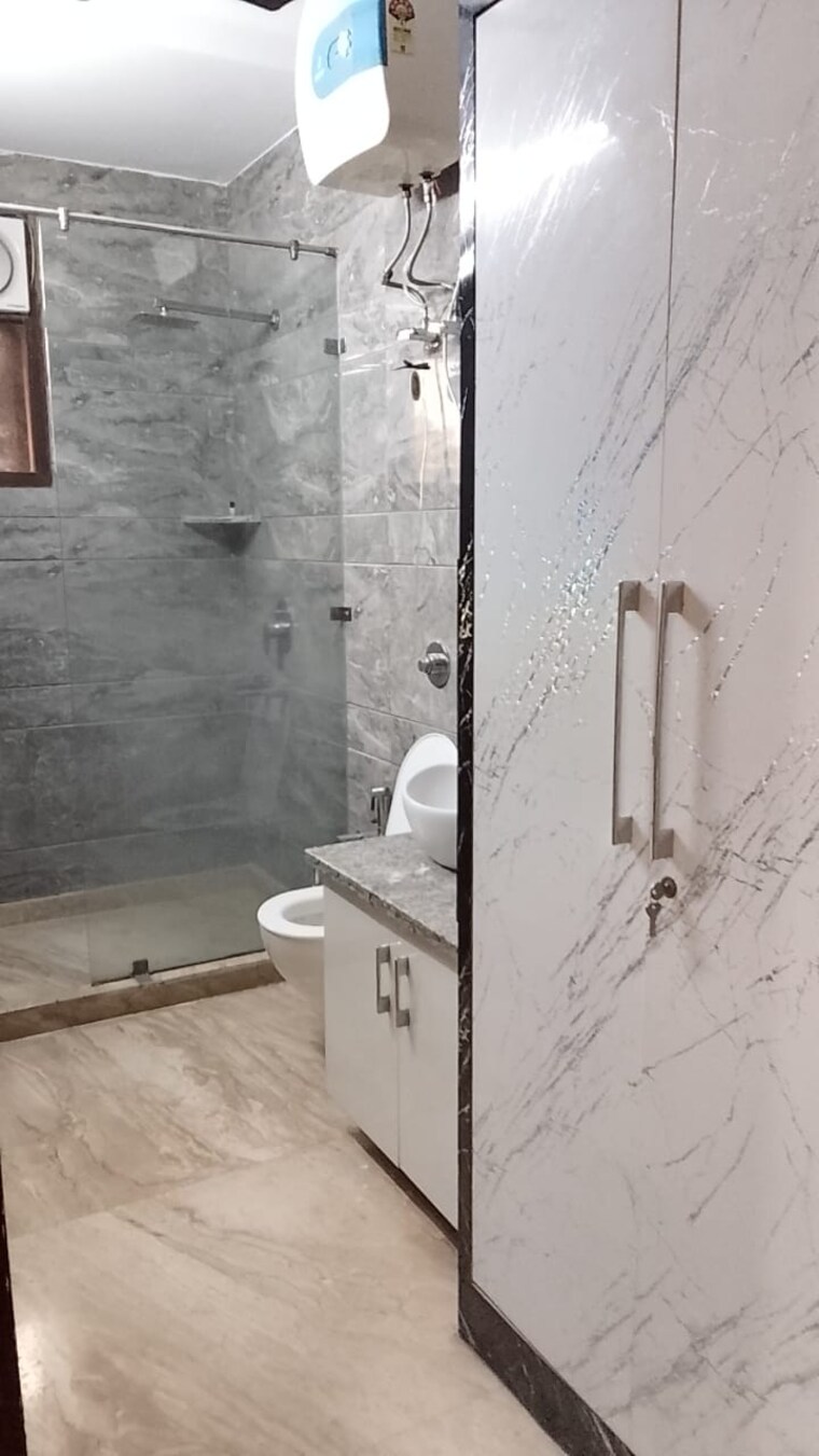 Bathroom, rajouri garden 3 Bedroom 1800 Sq.Ft. Builder Floor In Rajouri Garden Delhi 9513001