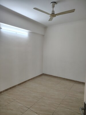 Room in 3 BHK Apartment at Gaur Atulyam Gravity, Omicron I Greater Noida – for Rent