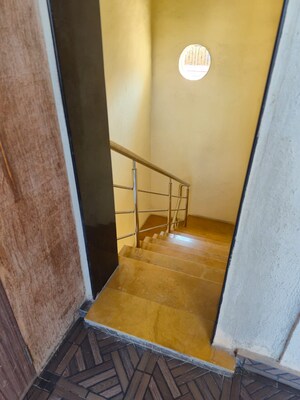 Furnished Amenities in 2 BHK Apartment at Bund Garden – for Rent