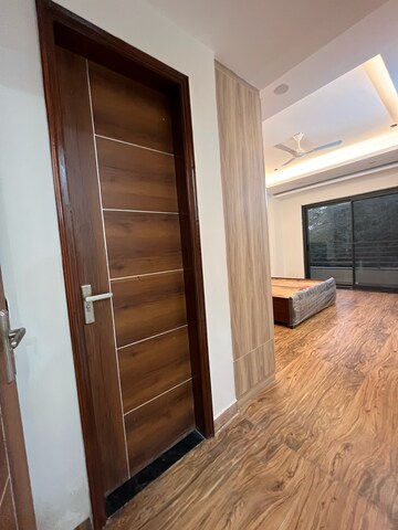 Room in 3 BHK Builder Floor at Sector 43 – for Rent