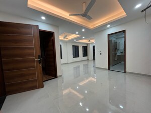 Room in 3 BHK Builder Floor at Sector 43 – for Rent