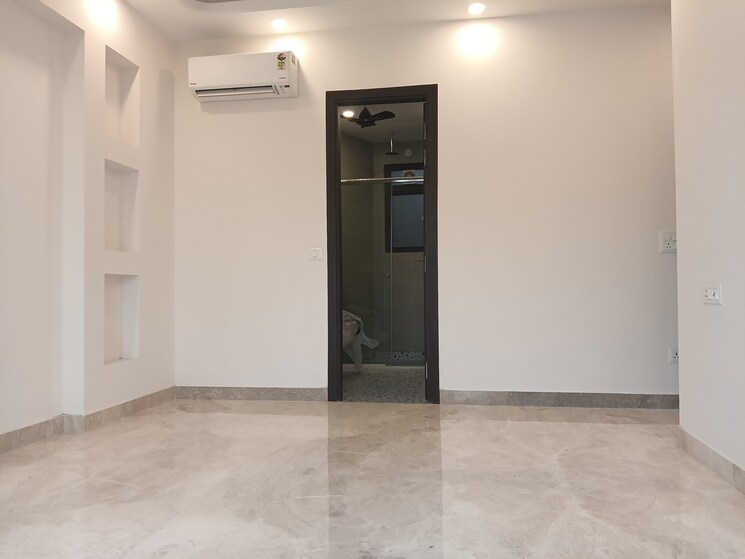 Room, east of kailash 3 Bedroom 2000 Sq.Ft. Builder Floor In East Of Kailash Delhi 9513353