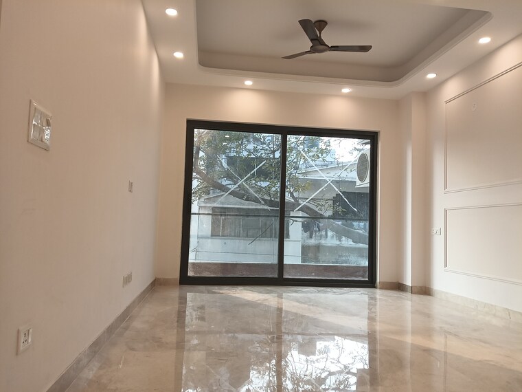 Room, east of kailash 3 Bedroom 2000 Sq.Ft. Builder Floor In East Of Kailash Delhi 9513353