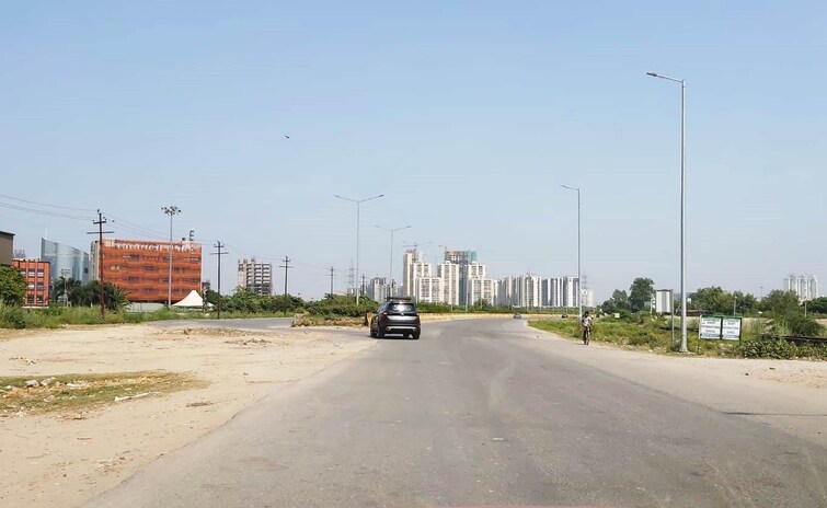  Parking, sector 167  905 Sq.Ft. Plot In Sector 167 Noida 9513585