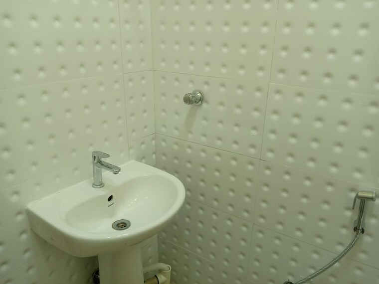 Bathroom, golpark Commercial Office Space 1380 Sq.Ft. In Golpark Kolkata 9513811