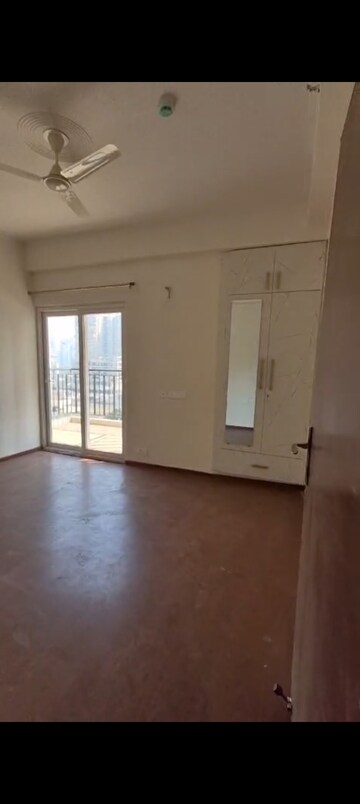 Room in 2.5 BHK Apartment at Amrapali Golf Homes, Sector 4 Greater Noida – for Rent