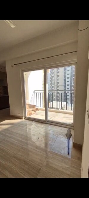 Room in 2.5 BHK Apartment at Amrapali Golf Homes, Sector 4 Greater Noida – for Rent