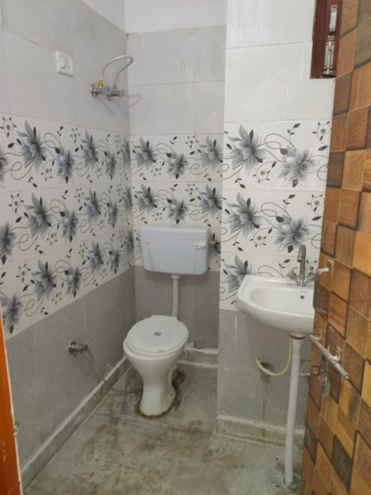 Bathroom, dwarka mor 3 Bedroom 810 Sq.Ft. Builder Floor In Dwarka Mor Delhi 9514176