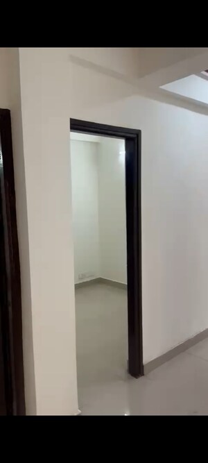 Room in 2.5 BHK Apartment at Victoryone Central, Sector 12 Greater Noida – for Rent