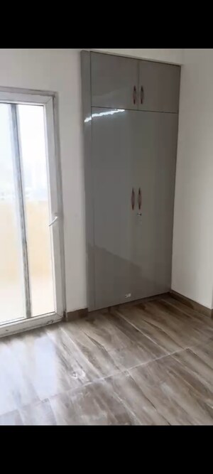 Room in 2.5 BHK Apartment at Victoryone Central, Sector 12 Greater Noida – for Rent